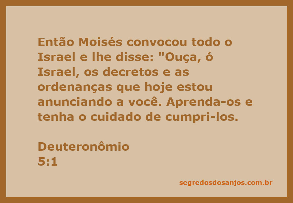 Moisés falando ao povo de Israel sobre os decretos e ordenanças.