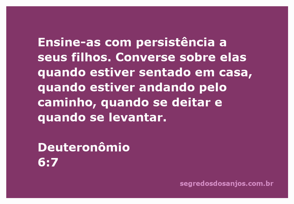 Imagem de uma família ensinando princípios bíblicos a seus filhos em diferentes momentos do dia.