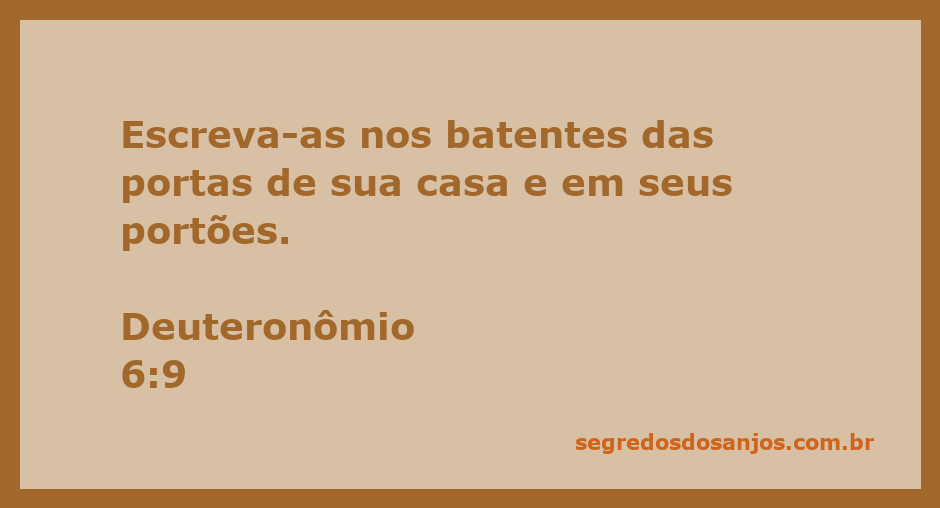 Versículo Deuteronômio 6:9 escrito em uma porta de entrada, simbolizando a importância de lembrar os ensinamentos bíblicos em casa.