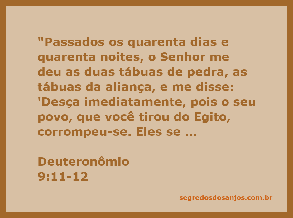 Moisés segurando as tábuas da aliança enquanto observa o povo de Israel corrompido.