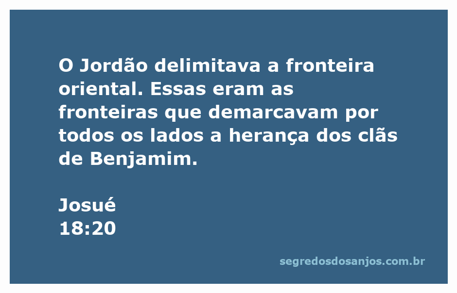 Sacerdote segurando o manto sacerdotal e ídolos da família conforme descrito em Josué 18:20.