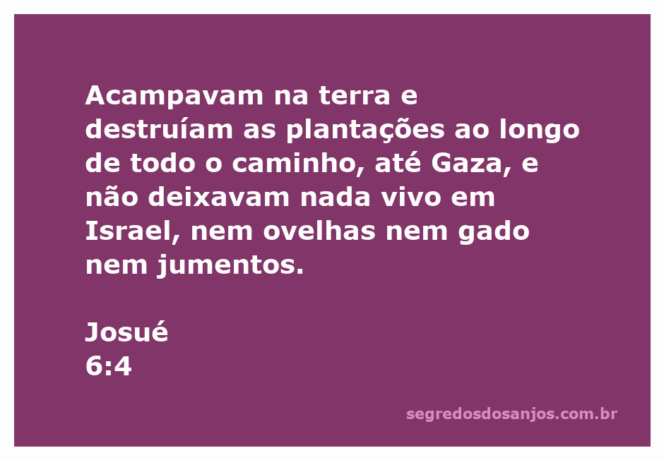 Sete sacerdotes com trombetas de chifre de carneiro marchando ao redor da cidade em Josué 6:4.